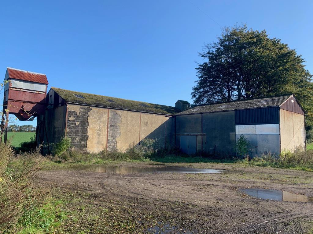 Lot: 35 - DETACHED L-SHAPED GRAIN STORE - 